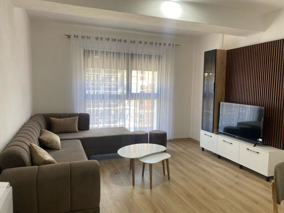 Tirane, jepet me qera apartament 2+1+Aneks+Ballkon Kati 3, 113 m² 650 € (Bulevardi i Ri)