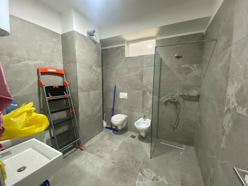 Tirane, jepet me qera apartament 2+1+Aneks+Ballkon Kati 3, 113 m² 650 € (Bulevardi i Ri)