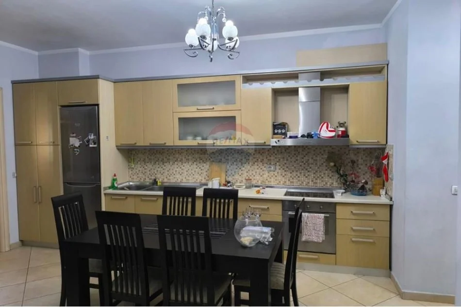 Tirane, jepet me qera apartament 1+1 , 600 € (Hilton Garden)