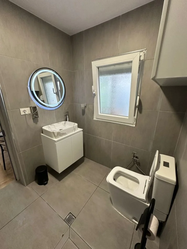 Tirane, jepet me qera apartament 1+1 Kati 2, 40 m² 400 € (Rruga Elbasanit)