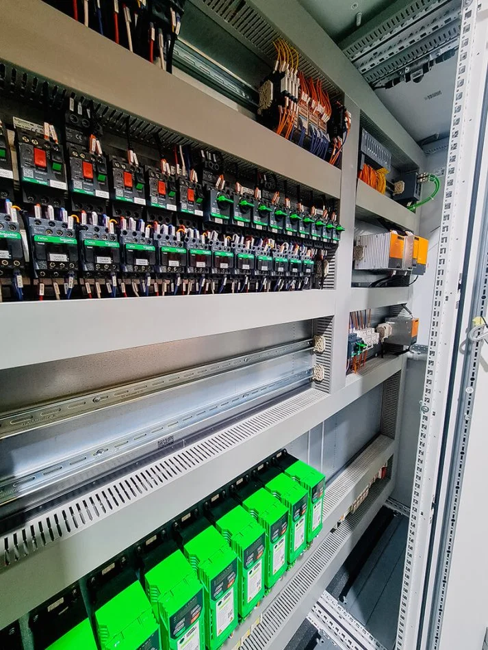 ELEKTRICIST PRIVAT, BOJAXHI DHE HIDRAULIK, POR NE FUSHEN ELEKTRIKE JAM EKSPERT NE EUROPE , INSTALIME ELEKTRIKE RIPARIME SHERBIME