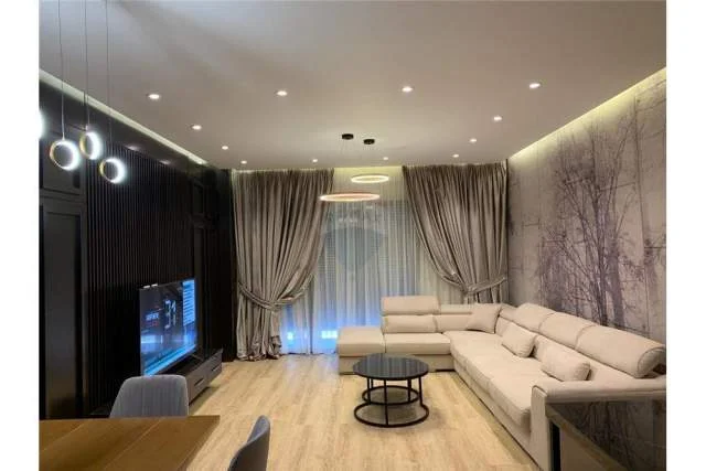 Tirane, jepet me qera apartament 3+1 123 m² 800 Euro (Eleonora)