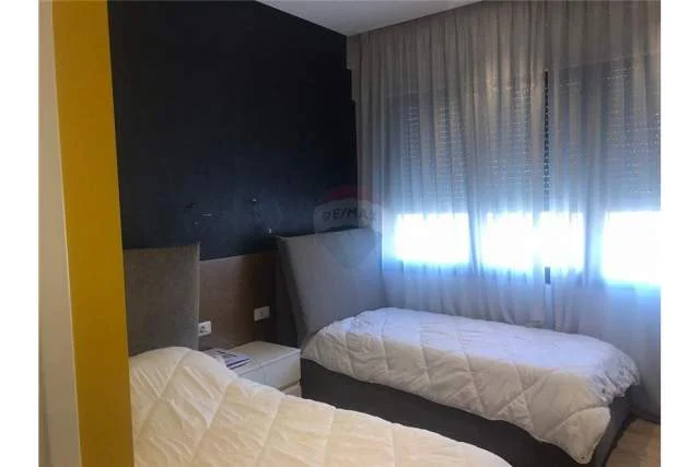 Tirane, jepet me qera apartament 3+1 123 m² 800 Euro (Eleonora)