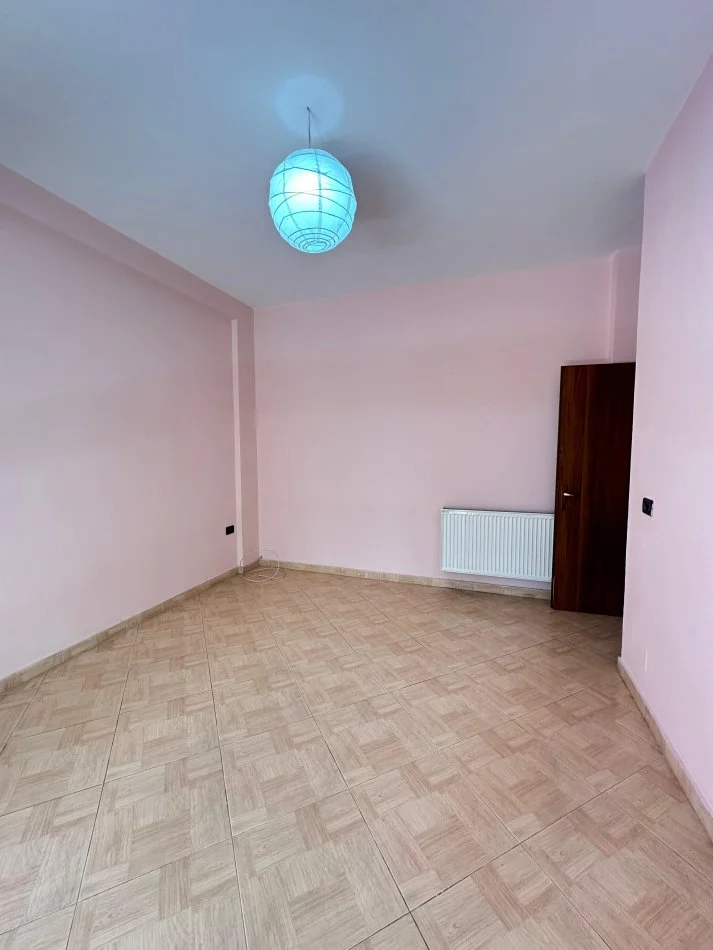 Tirane, jepet me qera apartament 2+1 Kati 3, 85 m² 450 € (Rruga Eleonora,prane Big Market)