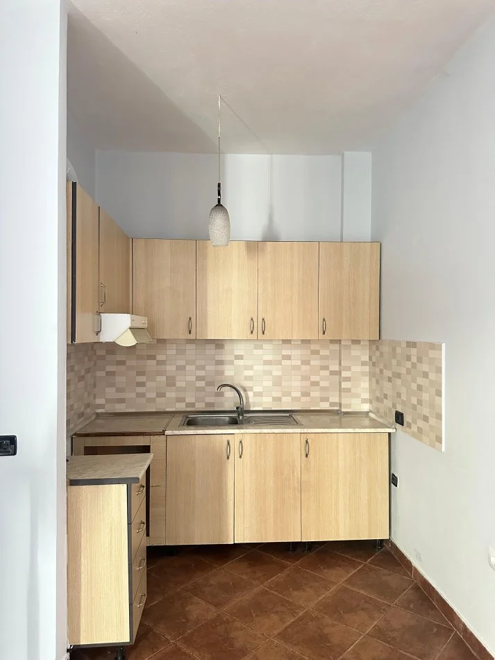 Tirane, jepet me qera apartament 2+1 Kati 3, 85 m² 450 € (Rruga Eleonora,prane Big Market)