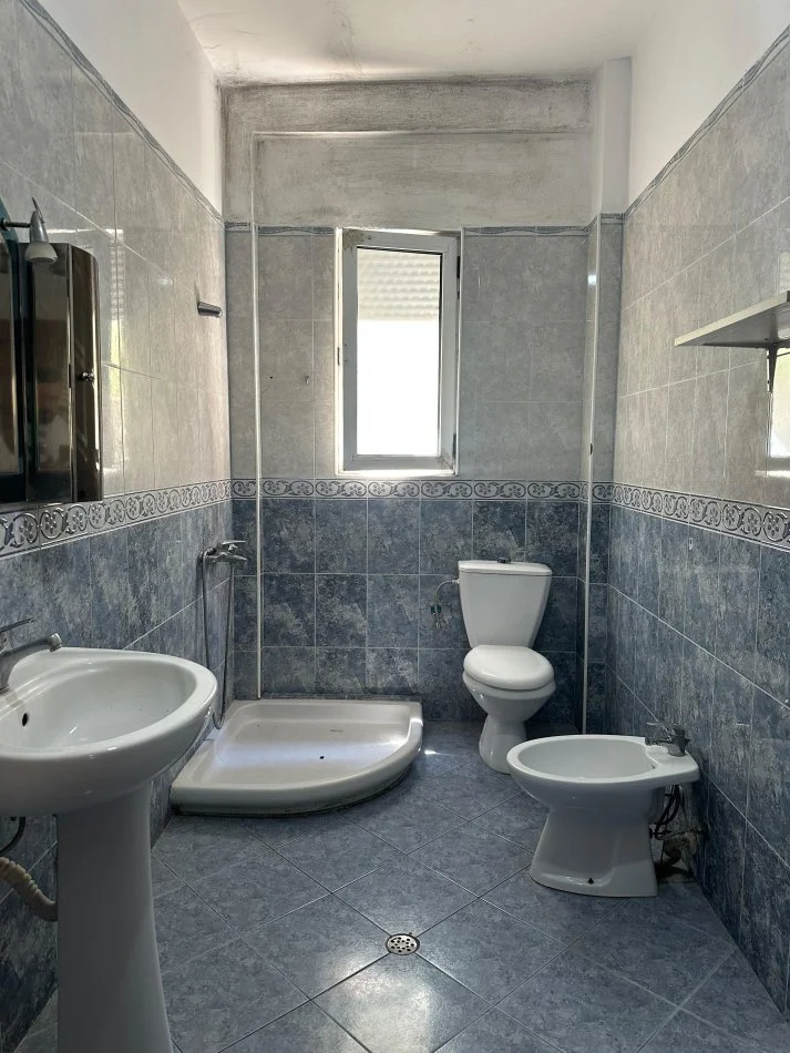 Tirane, jepet me qera apartament 2+1 Kati 3, 85 m² 450 € (Rruga Eleonora,prane Big Market)