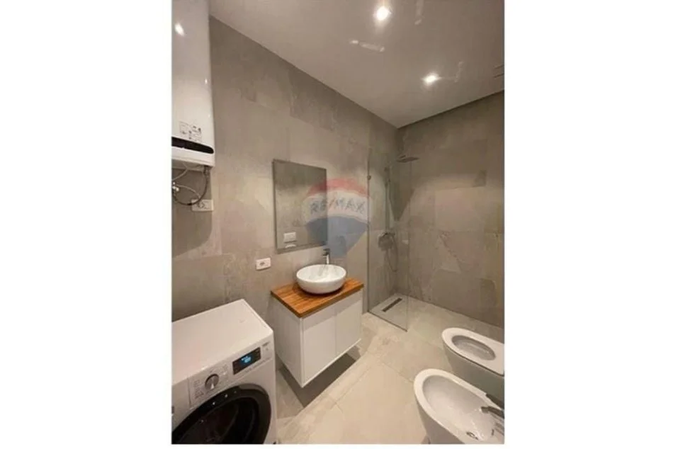 Tirane, jepet me qera apartament 1+1+Aneks+Ballkon Kati 4, 74 m² 850 € (Kompleksi Delijorgji)