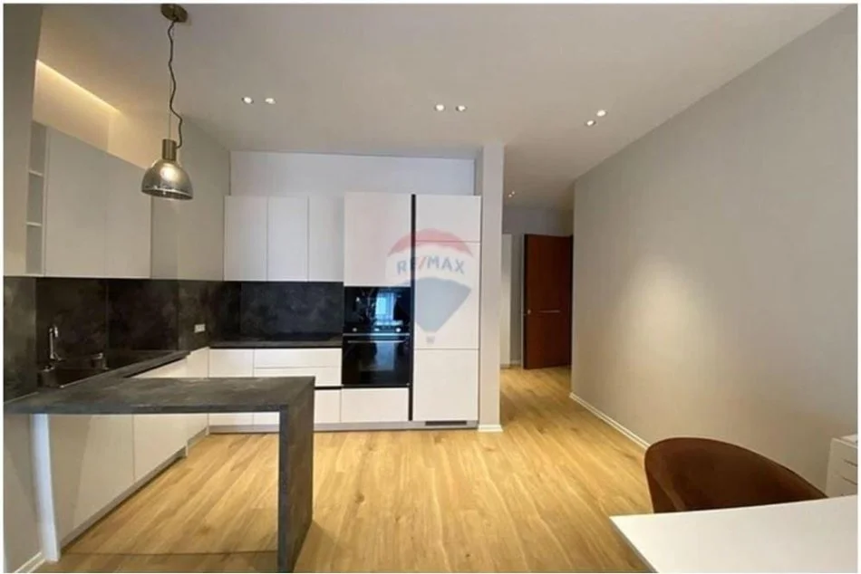 Tirane, jepet me qera apartament 1+1+Aneks+Ballkon Kati 4, 74 m² 850 € (Kompleksi Delijorgji)