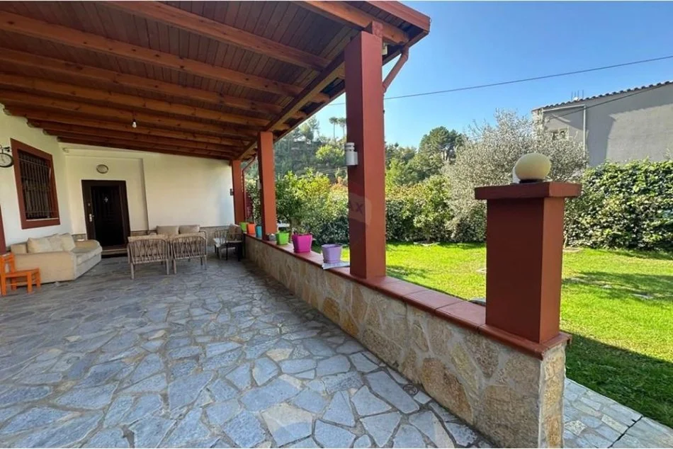 Tirane, jepet me qera apartament 1+1 , 94 m² 480 € (Shkoze)