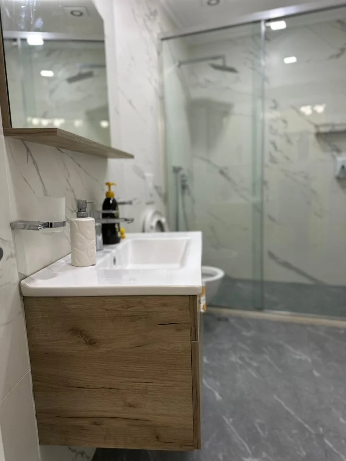 Tirane, jepet me qera apartament 2+1+Aneks+Ballkon Kati 4, 144 m² 1.500 € (Piazza Scanderbeg)