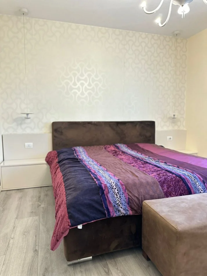 Tirane, jepet me qera apartament 2+1+Aneks+Ballkon Kati 4, 144 m² 1.500 € (Piazza Scanderbeg)