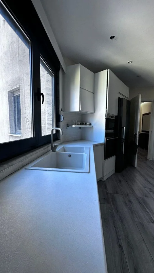 Tirane, jepet me qera apartament 2+1+Aneks+Ballkon Kati 4, 144 m² 1.500 € (Piazza Scanderbeg)