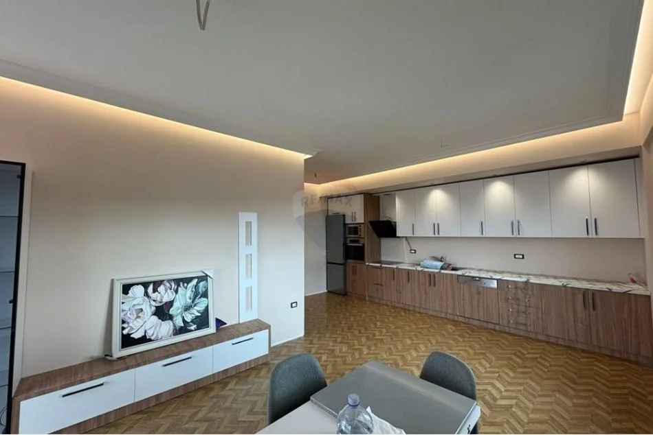 Tirane, jepet me qera apartament 2+1 Kati 4, 120 m² 700 € (Fusha e Aviacionit)