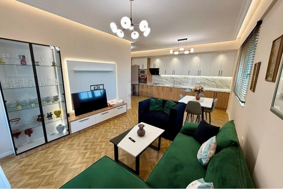 Tirane, jepet me qera apartament 2+1 Kati 6, 120 m² 700 € (Fusha Aviacionit)