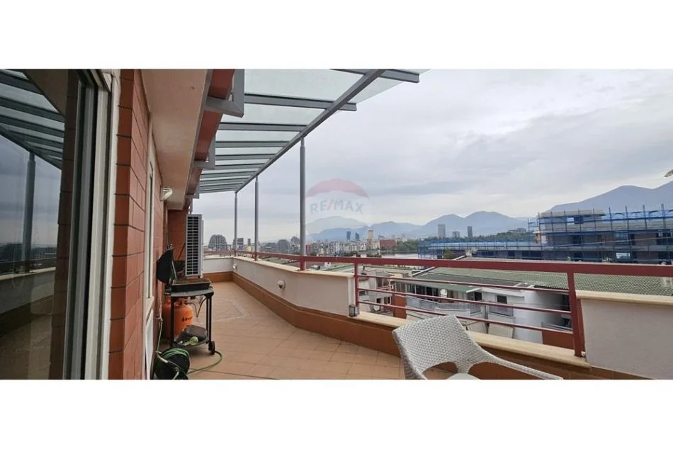 Tirane, jepet me qera apartament 2+1+Aneks+Ballkon Kati 8, 168 m² 800 € (Liqeni Thate)