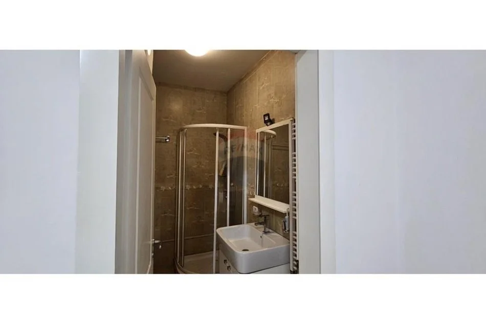 Tirane, jepet me qera apartament 2+1+Aneks+Ballkon Kati 8, 168 m² 800 € (Liqeni Thate)