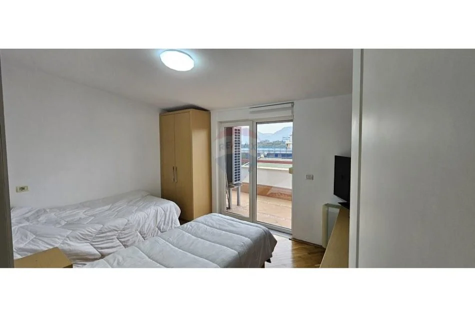 Tirane, jepet me qera apartament 2+1+Aneks+Ballkon Kati 8, 168 m² 800 € (Liqeni Thate)