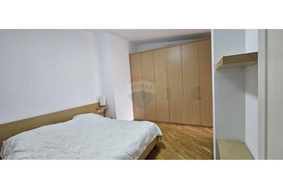 Tirane, jepet me qera apartament 2+1+Aneks+Ballkon Kati 8, 168 m² 800 € (Liqeni Thate)