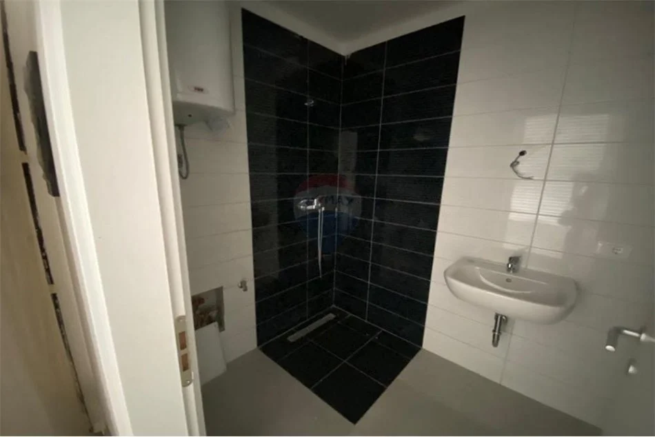 Tirane, jepet me qera zyre Kati 9, 80 m² 600 € (Kompleksi Olimpik)