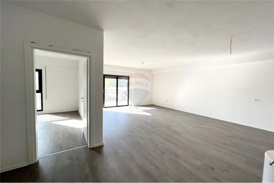 Tirane, jepet me qera zyre Kati 9, 80 m² 600 € (Kompleksi Olimpik)