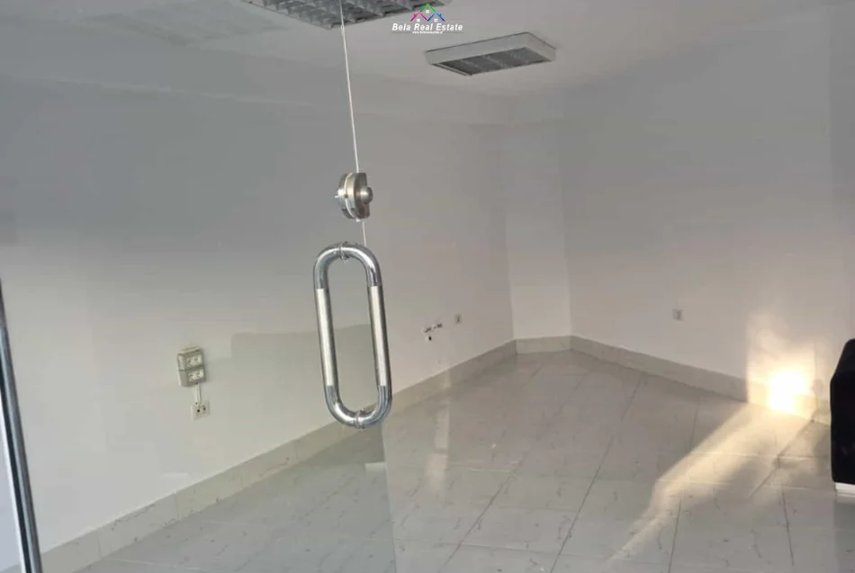 Tirane, jepet me qera dyqan Kati 0, 25 m² 420 € (bill klinton)