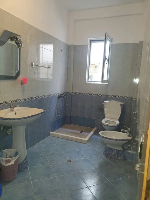 Tirane, jepet me qera 3+1+Ballkon Kati 3, 670 € (Rruga''JOSIF RELA)