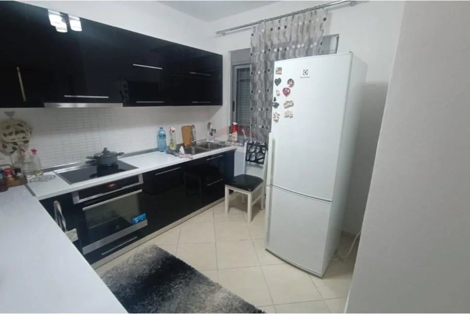 Tirane, jepet me qera apartament 3+1+Aneks+Ballkon Kati 5, 115 m² 600 € (Fresku)