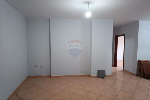 Tirane, jepet me qera apartament 2+1 Kati 3, 107 m² 300 Euro (Pallati me Shigjeta)