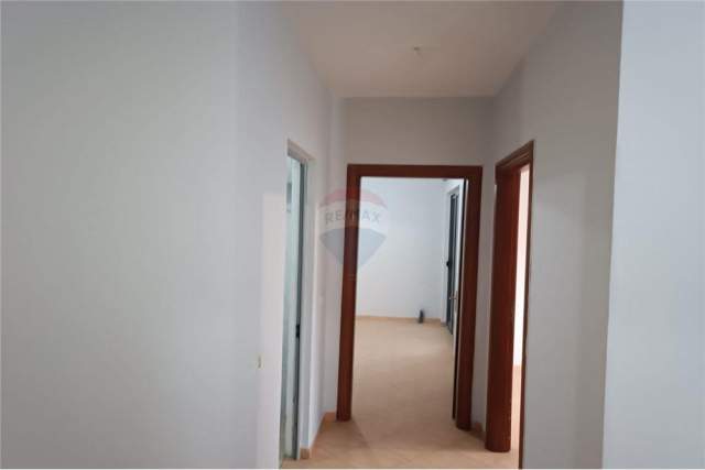 Tirane, jepet me qera apartament 2+1 Kati 3, 107 m² 300 Euro (Pallati me Shigjeta)