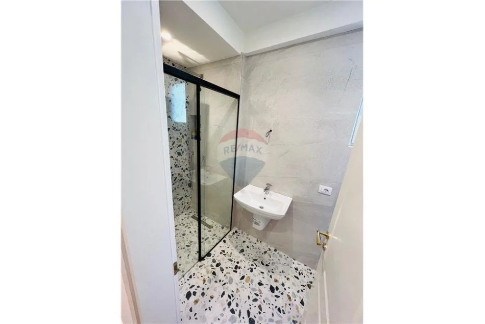 Tirane, jepet me qera apartament 2+1+Aneks+Ballkon Kati 3, 115 m² 900 € (Kompleksi FZ)