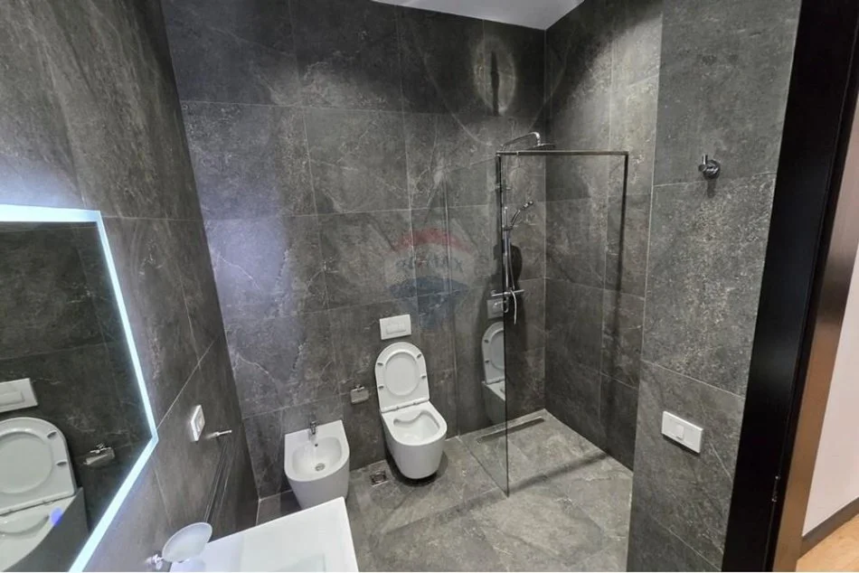 Tirane, jepet me qera apartament 1+1+Aneks+Ballkon Kati 3, 74 m² 1.000 € (Kompleksi Delijorgji)