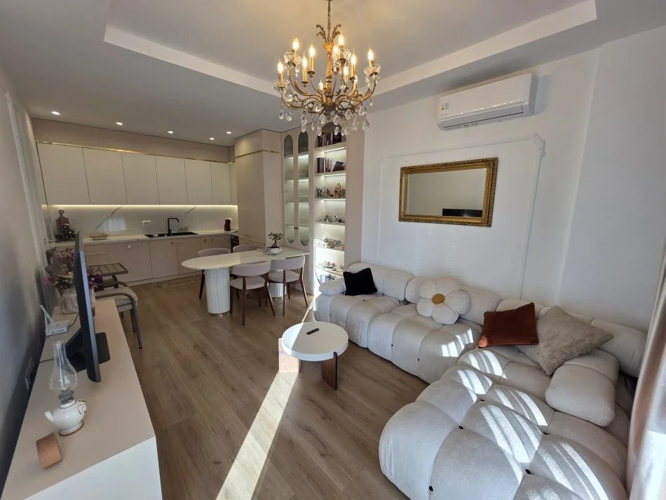 Tirane, jap me qera apartament 1+1 Kati 6, 60 m² 700 € (Ruga Xhanfize Keko)