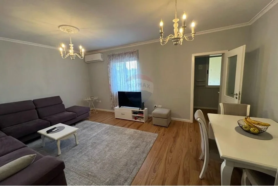 Tirane, jepet me qera apartament 1+1 Kati 4, 53 m² 600 € (Rruga Fortuzi)