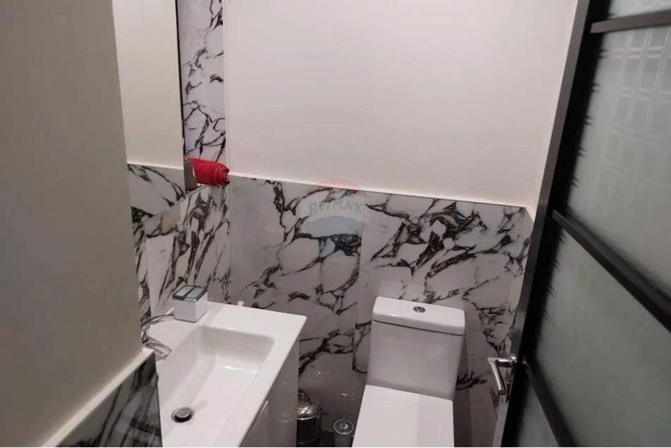 Tirane, jepet me qera apartament 2+1+Ballkon Kati 4, 100 m² 700 € (prane Eleonores)