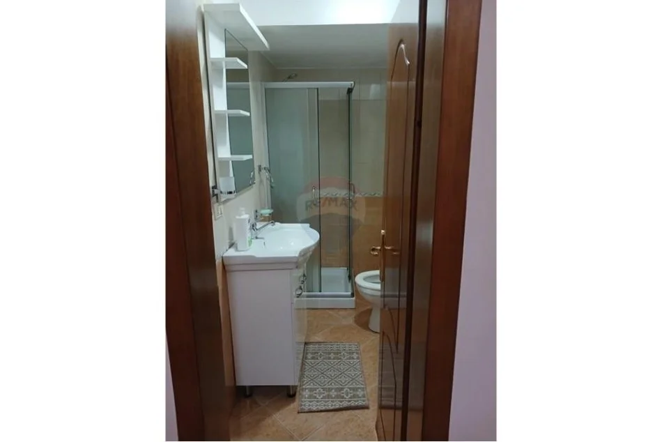 Tirane, jepet me qera apartament 2+1+Ballkon Kati 2, 112 m² 600 € (Ministria e Jashtme)