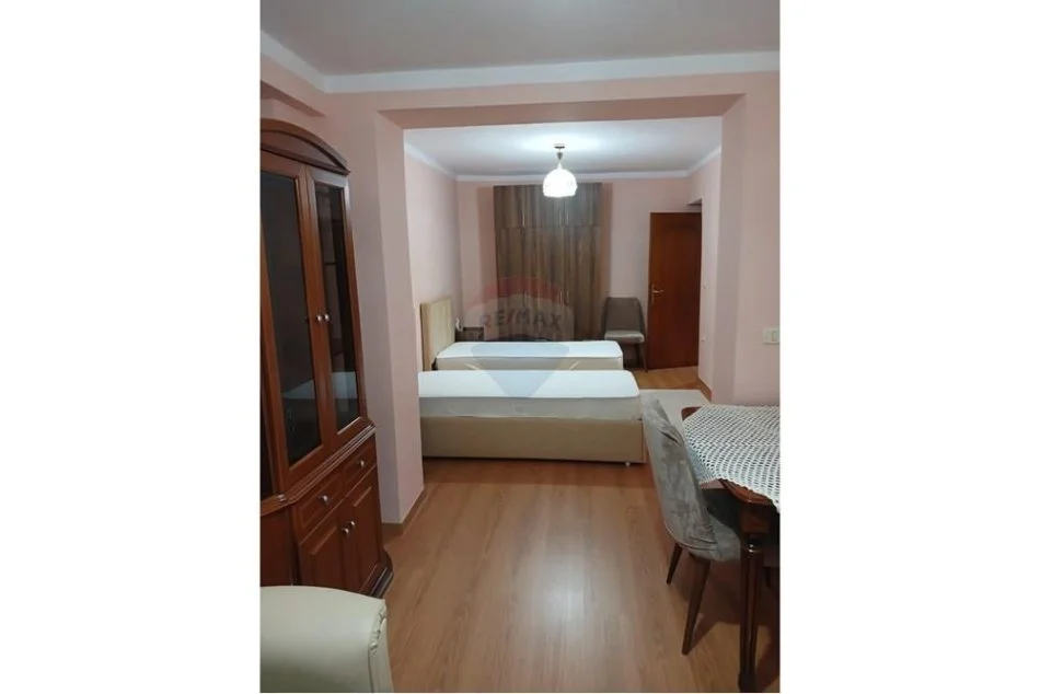 Tirane, jepet me qera apartament 2+1+Ballkon Kati 2, 112 m² 600 € (Ministria e Jashtme)