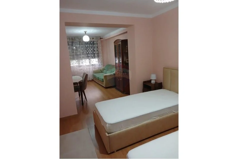 Tirane, jepet me qera apartament 2+1+Ballkon Kati 2, 112 m² 600 € (Ministria e Jashtme)
