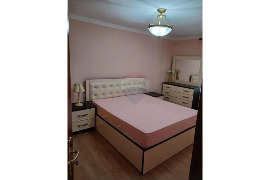 Tirane, jepet me qera apartament 2+1+Ballkon Kati 2, 112 m² 600 € (Ministria e Jashtme)