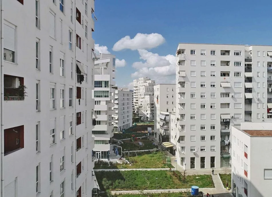 Tirane, jepet me qera dyqan Kati 0, 62 m² 350 € (KOMPLEKSI KONTAKT)