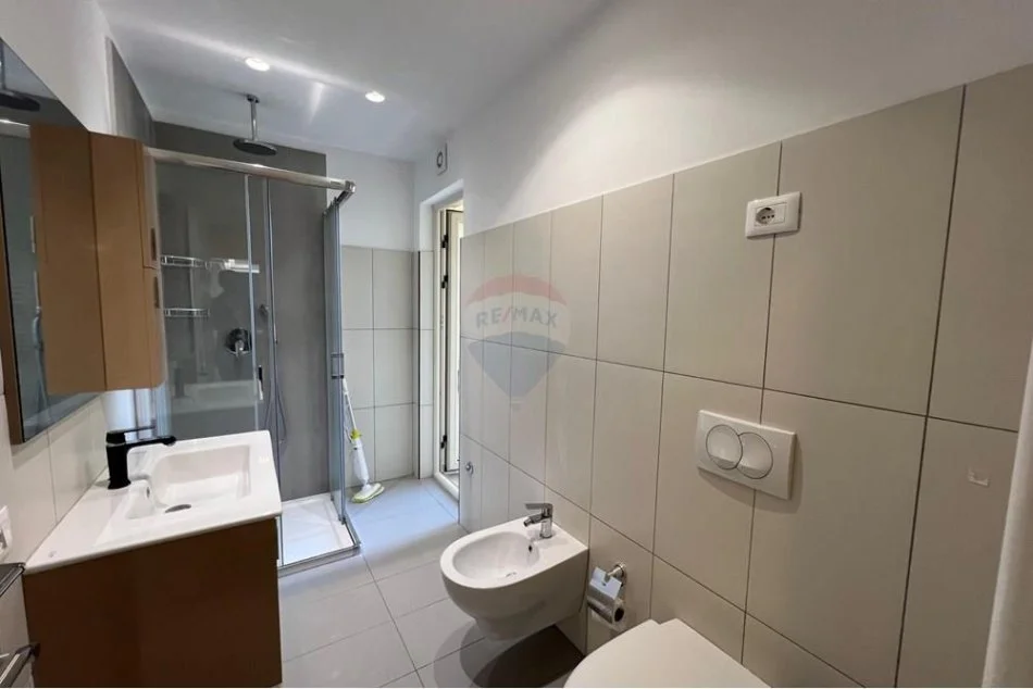 Tirane, jepet me qera apartament 3+1 Kati 10, 153 m² 2.200 € (Ambasada Amerikane)