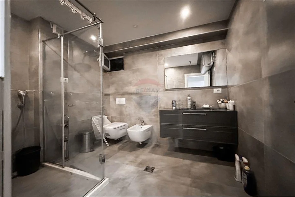 Tirane, jepet me qera apartament 2+1 Kati 1, 115 m² 850 € (Sami Frasheri)