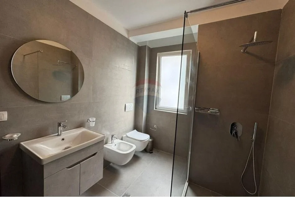 Tirane, jepet me qera apartament 2+1 , 135 m² 900 € (Komuna Parisit)