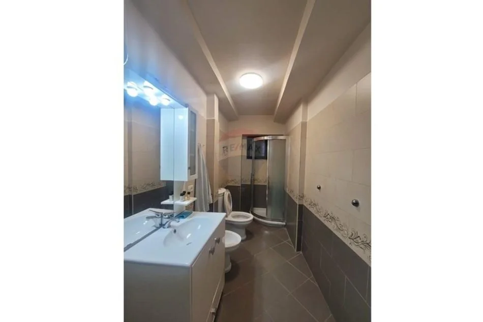 Tirane, jepet me qera 1+1 , 70 m² 750 € (9-katshet)