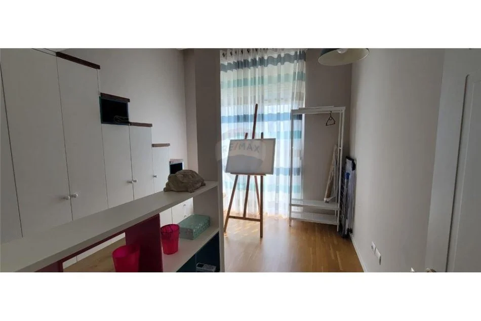 Tirane, jepet me qera apartament 2+1 , 129 m² 900 € 