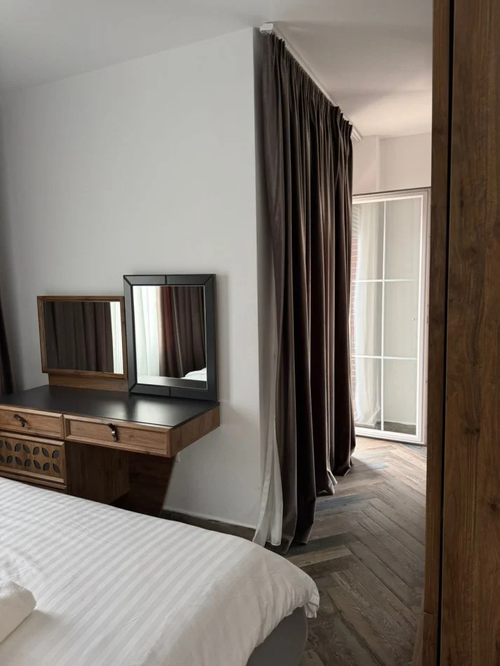 Tirane, jepet me qera apartament 1+1+Ballkon Kati 5, 65 m² 550 € (rruga 5 Maj)