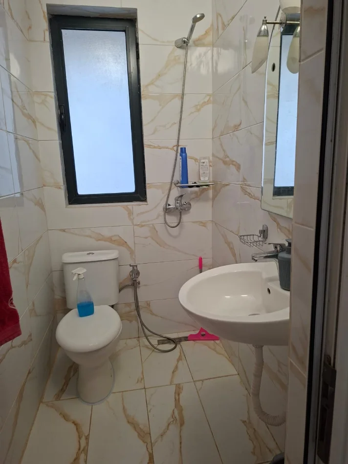 Tirane, jepet me qera apartament 1+1 Kati 1,