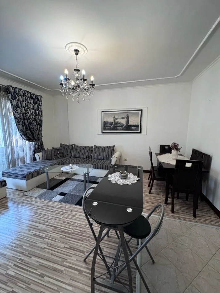 Tirane, jepet me qera apartament 2+1+Ballkon Kati 3, 85 m² 550 € (rruga e Ullishtes)