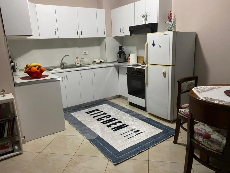 Jepet me qera apartament 1+1+Ballkon Kati 5, 65 m² 450 € (Rruga Bedri Karapici, Tirana Golden Park, perballe spitalit amerikan 3)