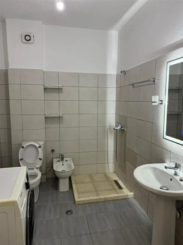 Tirane, jepet me qera apartament 2+1 Kati 1, 90 m² 450 € (Yzberisht perballe Grand Gallery)