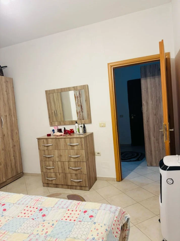 Tirane, jepet me qera apartament 1+1+Ballkon Kati 2, 65 m² 65 € (rruga Bill Klinton)